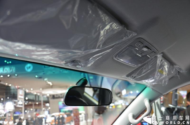 4月20日，第十六届上海国际车展盛大开幕，中国商用车行业领军品牌江淮轻型商用车携帅铃全系产品及最新国五动力集体参展，帅铃轻卡、帅铃X小卡、帅铃威司达中卡、帅铃T6皮卡等多款明星产品以城市物流专家集群形象亮相。图为帅铃T6皮卡