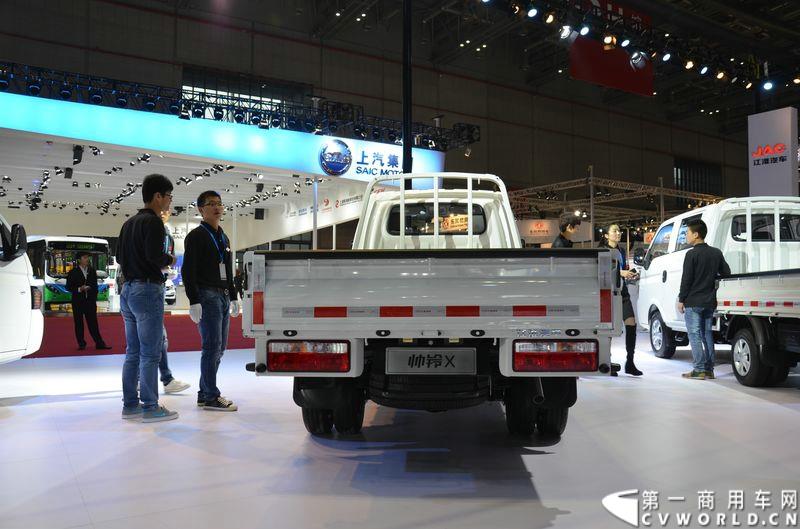 4月20日，第十六届上海国际车展盛大开幕，中国商用车行业领军品牌江淮轻型商用车携帅铃全系产品及最新国五动力集体参展，帅铃轻卡、帅铃X小卡、帅铃威司达中卡、帅铃T6皮卡等多款明星产品以城市物流专家集群形象亮相。图为帅铃X宽体轻卡 