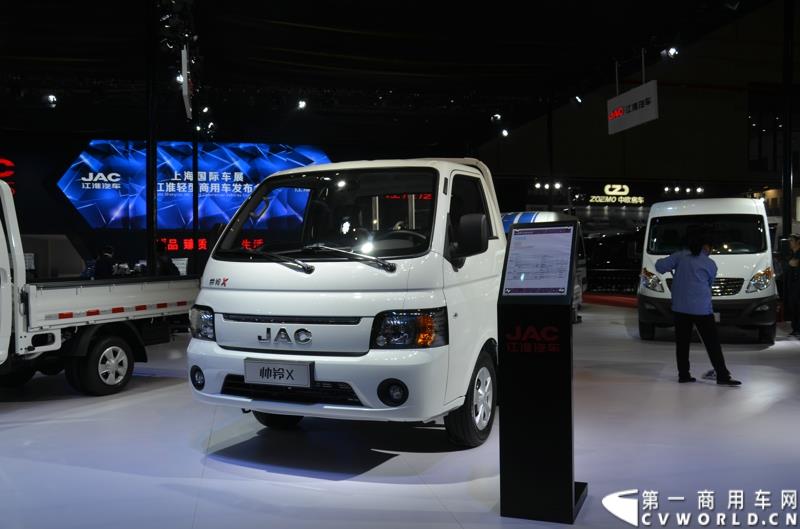 4月20日，第十六届上海国际车展盛大开幕，中国商用车行业领军品牌江淮轻型商用车携帅铃全系产品及最新国五动力集体参展，帅铃轻卡、帅铃X小卡、帅铃威司达中卡、帅铃T6皮卡等多款明星产品以城市物流专家集群形象亮相。图为帅铃X宽体轻卡 