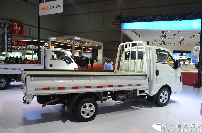 4月20日，第十六届上海国际车展盛大开幕，中国商用车行业领军品牌江淮轻型商用车携帅铃全系产品及最新国五动力集体参展，帅铃轻卡、帅铃X小卡、帅铃威司达中卡、帅铃T6皮卡等多款明星产品以城市物流专家集群形象亮相。图为帅铃X宽体轻卡 