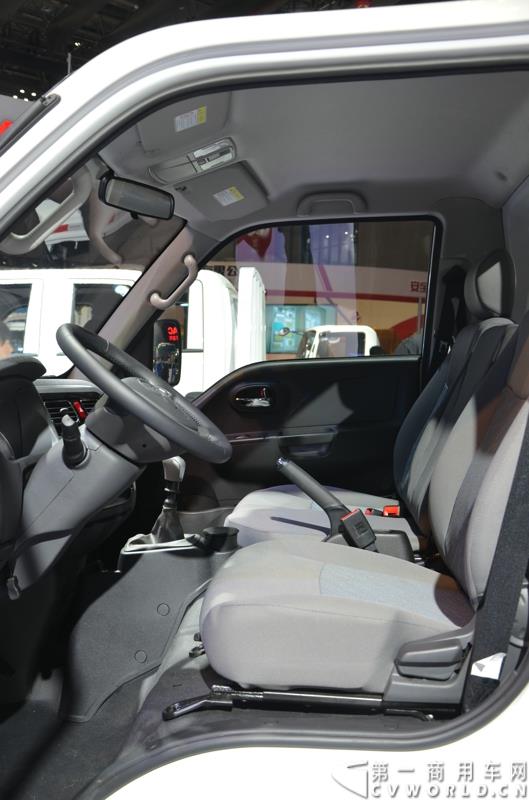 4月20日，第十六届上海国际车展盛大开幕，中国商用车行业领军品牌江淮轻型商用车携帅铃全系产品及最新国五动力集体参展，帅铃轻卡、帅铃X小卡、帅铃威司达中卡、帅铃T6皮卡等多款明星产品以城市物流专家集群形象亮相。图为帅铃X宽体轻卡 