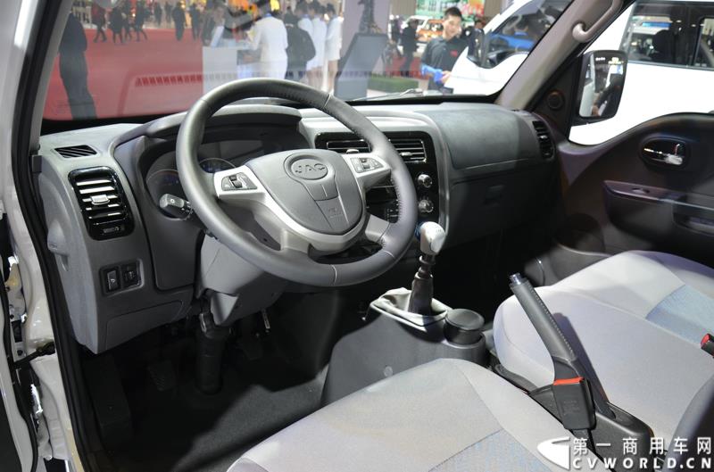 4月20日，第十六届上海国际车展盛大开幕，中国商用车行业领军品牌江淮轻型商用车携帅铃全系产品及最新国五动力集体参展，帅铃轻卡、帅铃X小卡、帅铃威司达中卡、帅铃T6皮卡等多款明星产品以城市物流专家集群形象亮相。图为帅铃X宽体轻卡 