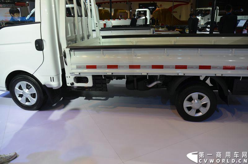 4月20日，第十六届上海国际车展盛大开幕，中国商用车行业领军品牌江淮轻型商用车携帅铃全系产品及最新国五动力集体参展，帅铃轻卡、帅铃X小卡、帅铃威司达中卡、帅铃T6皮卡等多款明星产品以城市物流专家集群形象亮相。图为帅铃X宽体轻卡 