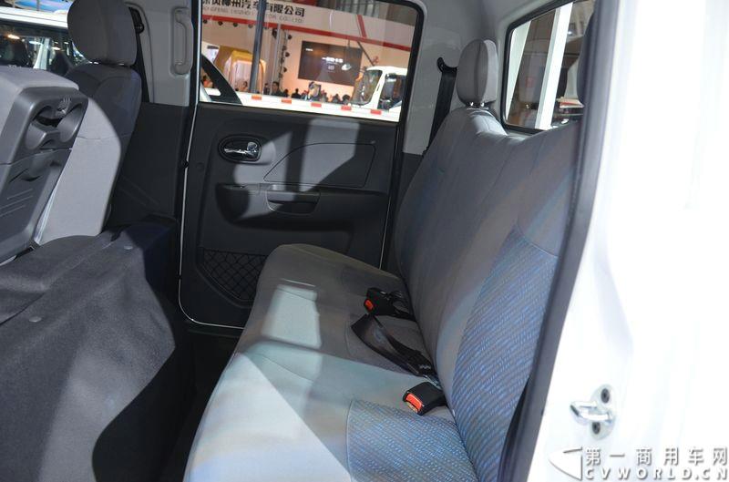 4月20日，第十六届上海国际车展盛大开幕，中国商用车行业领军品牌江淮轻型商用车携帅铃全系产品及最新国五动力集体参展，帅铃轻卡、帅铃X小卡、帅铃威司达中卡、帅铃T6皮卡等多款明星产品以城市物流专家集群形象亮相。图为帅铃X双排轻卡