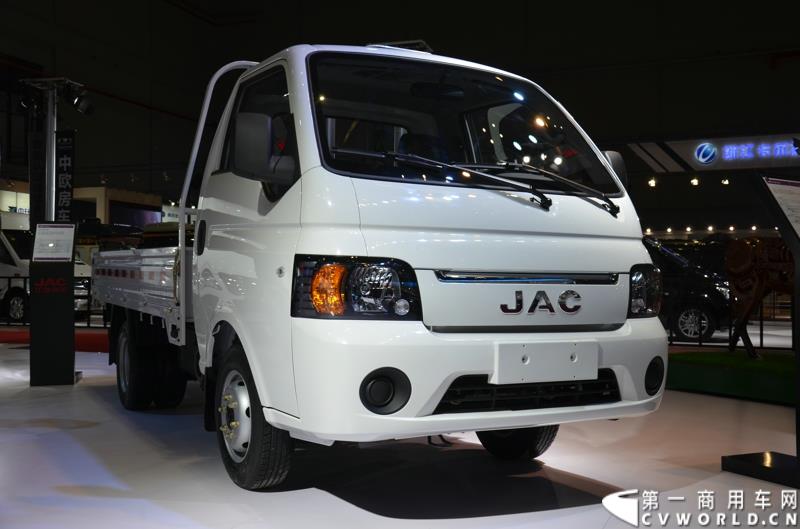 4月20日，第十六届上海国际车展盛大开幕，中国商用车行业领军品牌江淮轻型商用车携帅铃全系产品及最新国五动力集体参展，帅铃轻卡、帅铃X小卡、帅铃威司达中卡、帅铃T6皮卡等多款明星产品以城市物流专家集群形象亮相。图为帅铃X宽体轻卡 