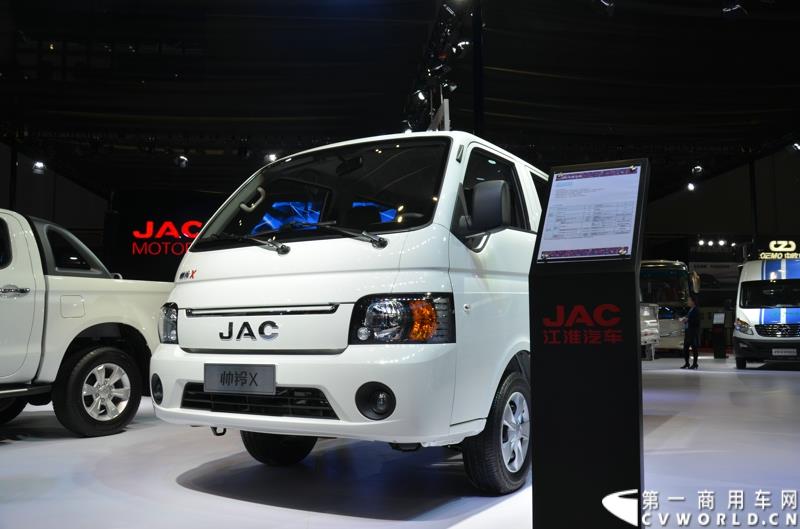 4月20日，第十六届上海国际车展盛大开幕，中国商用车行业领军品牌江淮轻型商用车携帅铃全系产品及最新国五动力集体参展，帅铃轻卡、帅铃X小卡、帅铃威司达中卡、帅铃T6皮卡等多款明星产品以城市物流专家集群形象亮相。图为帅铃X双排轻卡