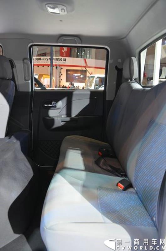 4月20日，第十六届上海国际车展盛大开幕，中国商用车行业领军品牌江淮轻型商用车携帅铃全系产品及最新国五动力集体参展，帅铃轻卡、帅铃X小卡、帅铃威司达中卡、帅铃T6皮卡等多款明星产品以城市物流专家集群形象亮相。图为帅铃X双排轻卡