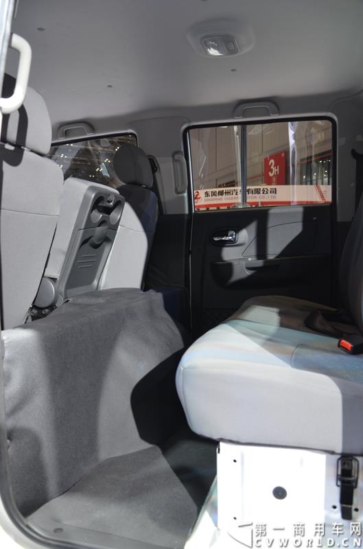 4月20日，第十六届上海国际车展盛大开幕，中国商用车行业领军品牌江淮轻型商用车携帅铃全系产品及最新国五动力集体参展，帅铃轻卡、帅铃X小卡、帅铃威司达中卡、帅铃T6皮卡等多款明星产品以城市物流专家集群形象亮相。图为帅铃X双排轻卡