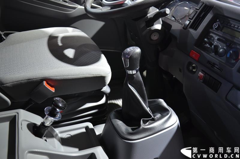 4月20日，第十六届上海国际车展盛大开幕，中国商用车行业领军品牌江淮轻型商用车携帅铃全系产品及最新国五动力集体参展，帅铃轻卡、帅铃X小卡、帅铃威司达中卡、帅铃T6皮卡等多款明星产品以城市物流专家集群形象亮相。图为帅铃威司达中卡 