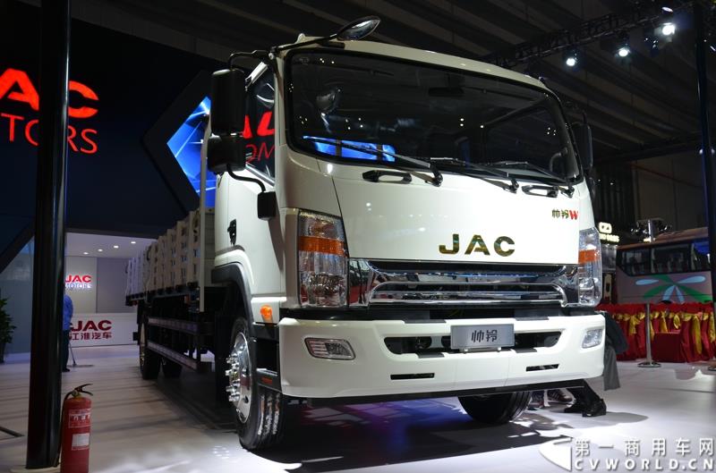 4月20日，第十六届上海国际车展盛大开幕，中国商用车行业领军品牌江淮轻型商用车携帅铃全系产品及最新国五动力集体参展，帅铃轻卡、帅铃X小卡、帅铃威司达中卡、帅铃T6皮卡等多款明星产品以城市物流专家集群形象亮相。图为帅铃威司达中卡 