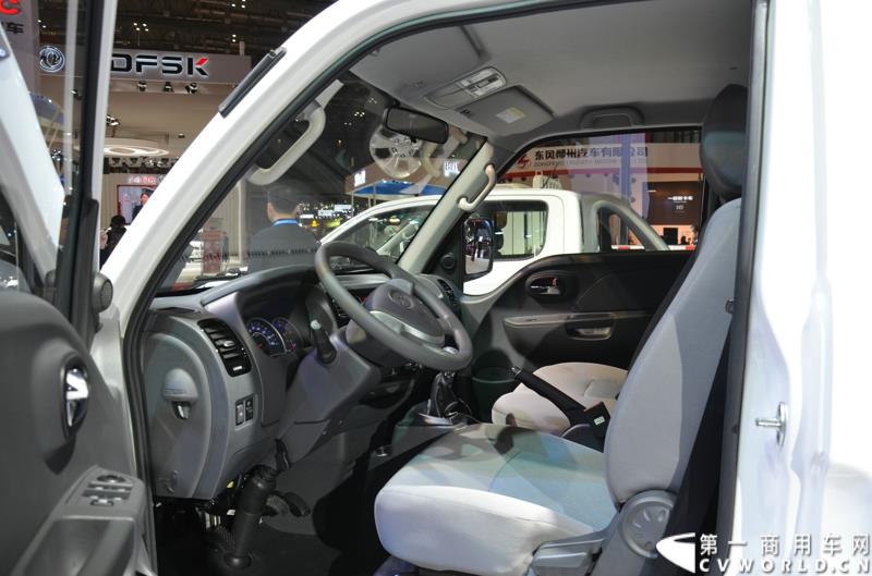 4月20日，第十六届上海国际车展盛大开幕，中国商用车行业领军品牌江淮轻型商用车携帅铃全系产品及最新国五动力集体参展，帅铃轻卡、帅铃X小卡、帅铃威司达中卡、帅铃T6皮卡等多款明星产品以城市物流专家集群形象亮相。图为帅铃X双排轻卡