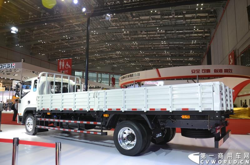 4月20日，第十六届上海国际车展盛大开幕，中国商用车行业领军品牌江淮轻型商用车携帅铃全系产品及最新国五动力集体参展，帅铃轻卡、帅铃X小卡、帅铃威司达中卡、帅铃T6皮卡等多款明星产品以城市物流专家集群形象亮相。图为帅铃威司达中卡 