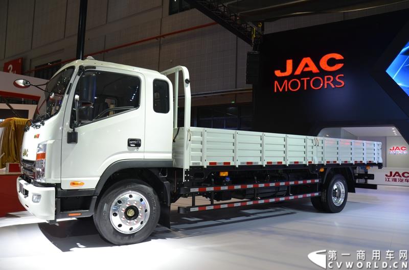 4月20日，第十六届上海国际车展盛大开幕，中国商用车行业领军品牌江淮轻型商用车携帅铃全系产品及最新国五动力集体参展，帅铃轻卡、帅铃X小卡、帅铃威司达中卡、帅铃T6皮卡等多款明星产品以城市物流专家集群形象亮相。图为帅铃威司达中卡 