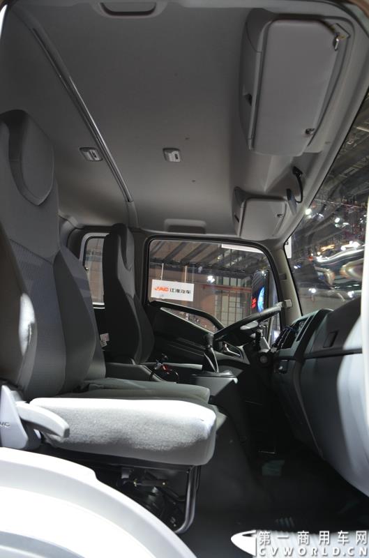 4月20日，第十六届上海国际车展盛大开幕，中国商用车行业领军品牌江淮轻型商用车携帅铃全系产品及最新国五动力集体参展，帅铃轻卡、帅铃X小卡、帅铃威司达中卡、帅铃T6皮卡等多款明星产品以城市物流专家集群形象亮相。图为帅铃威司达中卡 