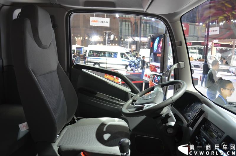 4月20日，第十六届上海国际车展盛大开幕，中国商用车行业领军品牌江淮轻型商用车携帅铃全系产品及最新国五动力集体参展，帅铃轻卡、帅铃X小卡、帅铃威司达中卡、帅铃T6皮卡等多款明星产品以城市物流专家集群形象亮相。图为帅铃威司达中卡 