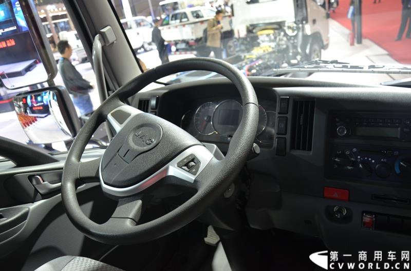 4月20日，第十六届上海国际车展盛大开幕，中国商用车行业领军品牌江淮轻型商用车携帅铃全系产品及最新国五动力集体参展，帅铃轻卡、帅铃X小卡、帅铃威司达中卡、帅铃T6皮卡等多款明星产品以城市物流专家集群形象亮相。图为帅铃威司达中卡 