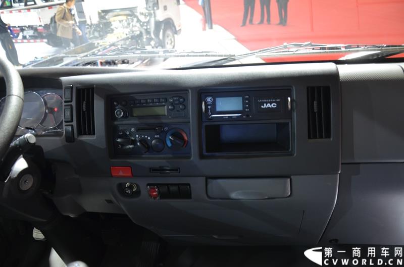 4月20日，第十六届上海国际车展盛大开幕，中国商用车行业领军品牌江淮轻型商用车携帅铃全系产品及最新国五动力集体参展，帅铃轻卡、帅铃X小卡、帅铃威司达中卡、帅铃T6皮卡等多款明星产品以城市物流专家集群形象亮相。图为帅铃威司达中卡 