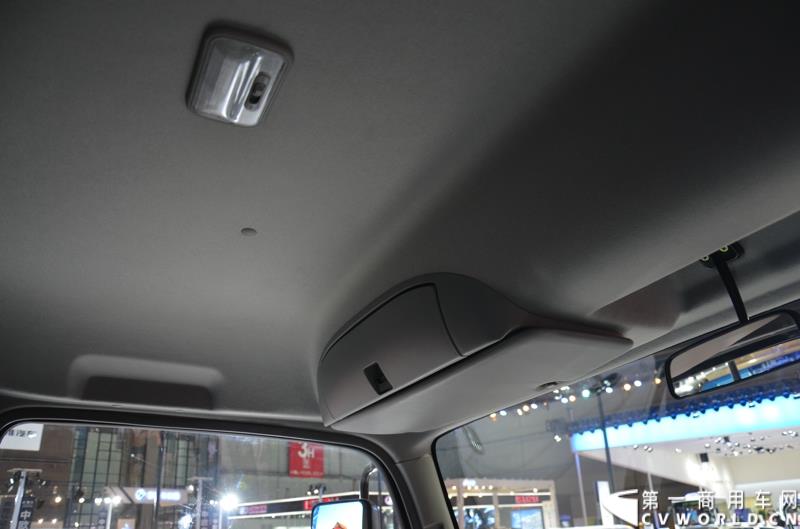 4月20日，第十六届上海国际车展盛大开幕，中国商用车行业领军品牌江淮轻型商用车携帅铃全系产品及最新国五动力集体参展，帅铃轻卡、帅铃X小卡、帅铃威司达中卡、帅铃T6皮卡等多款明星产品以城市物流专家集群形象亮相。图为帅铃威司达中卡 