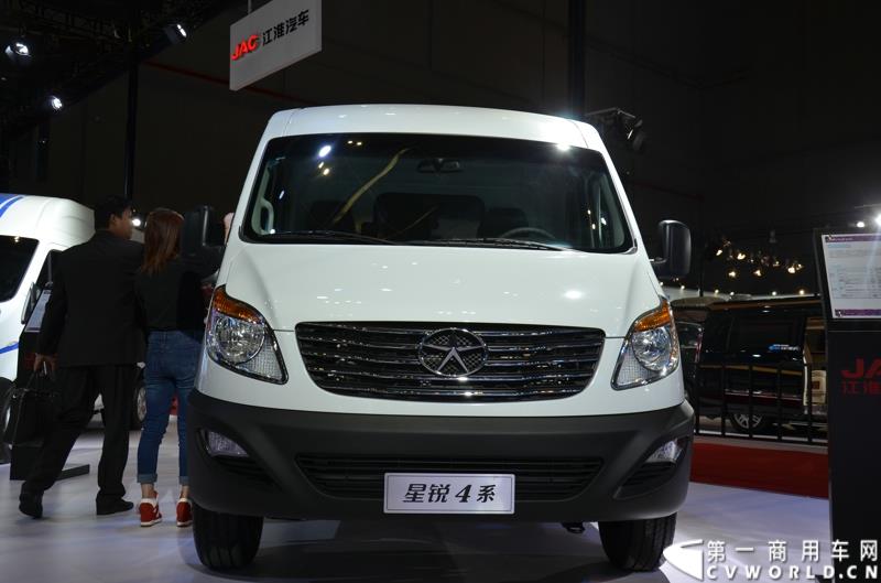 4月20日，第十六届上海国际车展盛大开幕，中国商用车行业领军品牌江淮轻型商用车携帅铃全系产品及最新国五动力集体参展，帅铃轻卡、帅铃X小卡、帅铃威司达中卡、帅铃T6皮卡等多款明星产品以城市物流专家集群形象亮相。图为星锐4系物流车