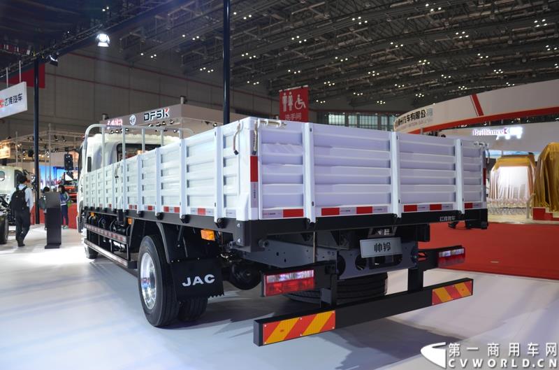 4月20日，第十六届上海国际车展盛大开幕，中国商用车行业领军品牌江淮轻型商用车携帅铃全系产品及最新国五动力集体参展，帅铃轻卡、帅铃X小卡、帅铃威司达中卡、帅铃T6皮卡等多款明星产品以城市物流专家集群形象亮相。图为帅铃威司达中卡 