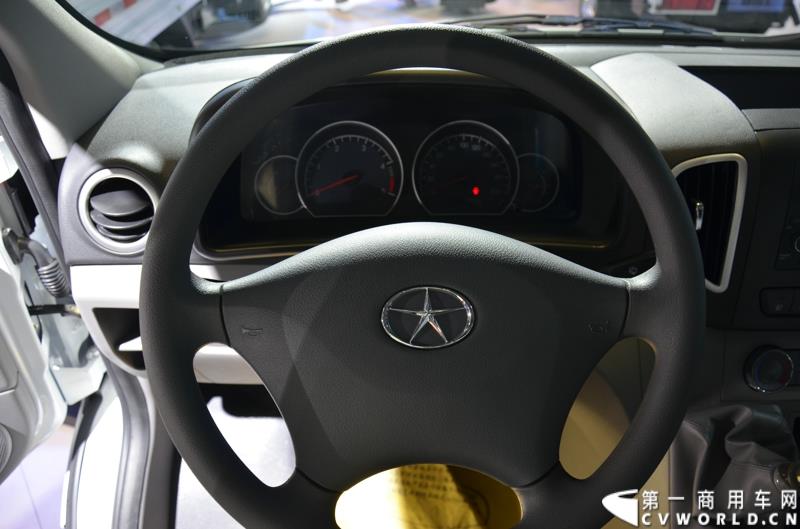 4月20日，第十六届上海国际车展盛大开幕，中国商用车行业领军品牌江淮轻型商用车携帅铃全系产品及最新国五动力集体参展，帅铃轻卡、帅铃X小卡、帅铃威司达中卡、帅铃T6皮卡等多款明星产品以城市物流专家集群形象亮相。图为星锐4系物流车