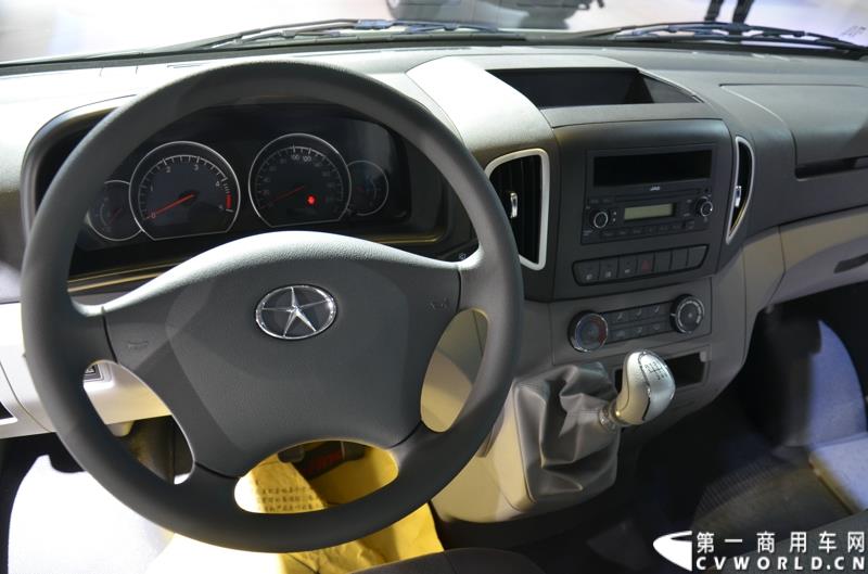 4月20日，第十六届上海国际车展盛大开幕，中国商用车行业领军品牌江淮轻型商用车携帅铃全系产品及最新国五动力集体参展，帅铃轻卡、帅铃X小卡、帅铃威司达中卡、帅铃T6皮卡等多款明星产品以城市物流专家集群形象亮相。图为星锐4系物流车