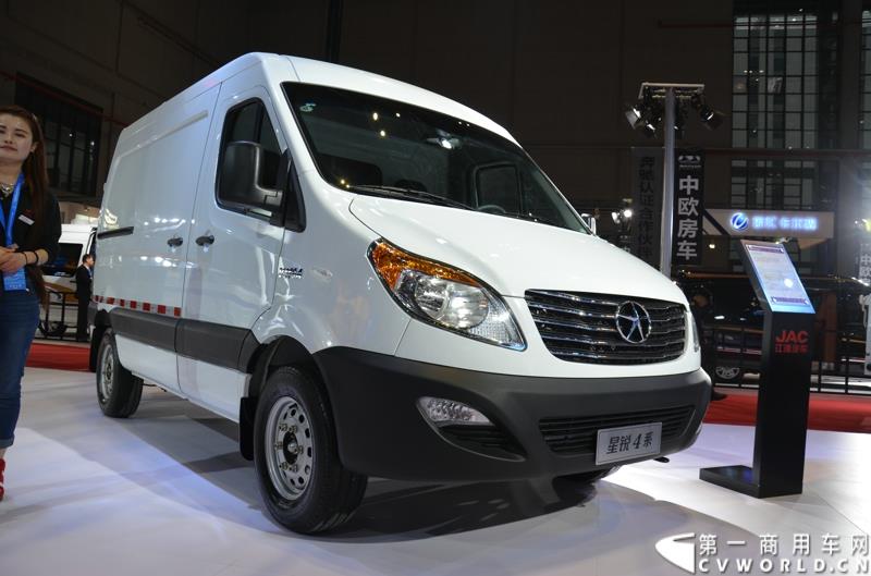 4月20日，第十六届上海国际车展盛大开幕，中国商用车行业领军品牌江淮轻型商用车携帅铃全系产品及最新国五动力集体参展，帅铃轻卡、帅铃X小卡、帅铃威司达中卡、帅铃T6皮卡等多款明星产品以城市物流专家集群形象亮相。图为星锐4系物流车