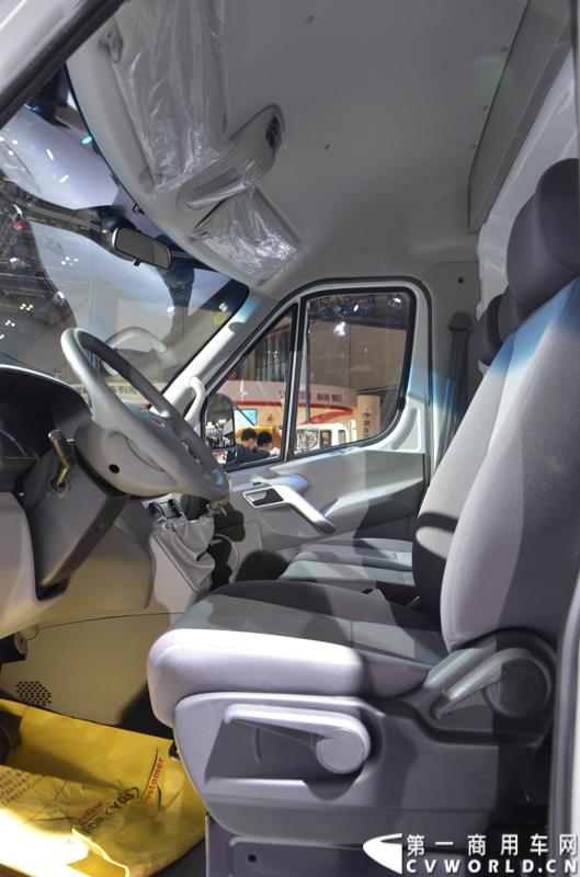 4月20日，第十六届上海国际车展盛大开幕，中国商用车行业领军品牌江淮轻型商用车携帅铃全系产品及最新国五动力集体参展，帅铃轻卡、帅铃X小卡、帅铃威司达中卡、帅铃T6皮卡等多款明星产品以城市物流专家集群形象亮相。图为星锐4系物流车