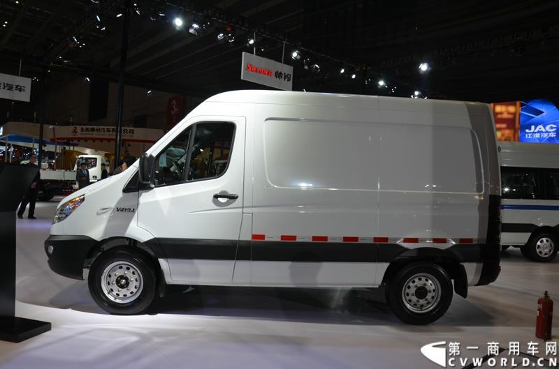 4月20日，第十六届上海国际车展盛大开幕，中国商用车行业领军品牌江淮轻型商用车携帅铃全系产品及最新国五动力集体参展，帅铃轻卡、帅铃X小卡、帅铃威司达中卡、帅铃T6皮卡等多款明星产品以城市物流专家集群形象亮相。图为星锐4系物流车