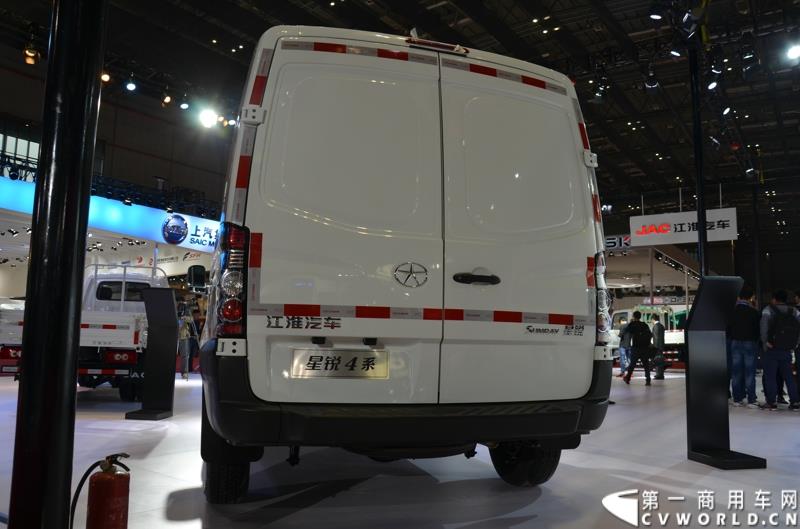 4月20日，第十六届上海国际车展盛大开幕，中国商用车行业领军品牌江淮轻型商用车携帅铃全系产品及最新国五动力集体参展，帅铃轻卡、帅铃X小卡、帅铃威司达中卡、帅铃T6皮卡等多款明星产品以城市物流专家集群形象亮相。图为星锐4系物流车