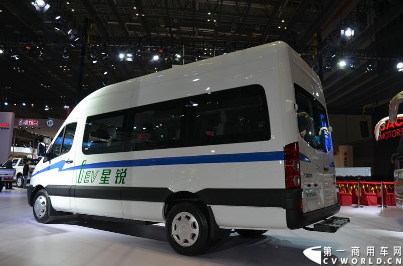 4月20日，第十六届上海国际车展盛大开幕，中国商用车行业领军品牌江淮轻型商用车携帅铃全系产品及最新国五动力集体参展，帅铃轻卡、帅铃X小卡、帅铃威司达中卡、帅铃T6皮卡等多款明星产品以城市物流专家集群形象亮相。图为星锐6系纯电动车