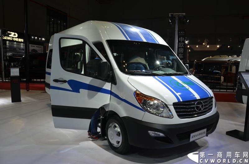 4月20日，第十六届上海国际车展盛大开幕，中国商用车行业领军品牌江淮轻型商用车携帅铃全系产品及最新国五动力集体参展，帅铃轻卡、帅铃X小卡、帅铃威司达中卡、帅铃T6皮卡等多款明星产品以城市物流专家集群形象亮相。图为星锐6系纯电动车