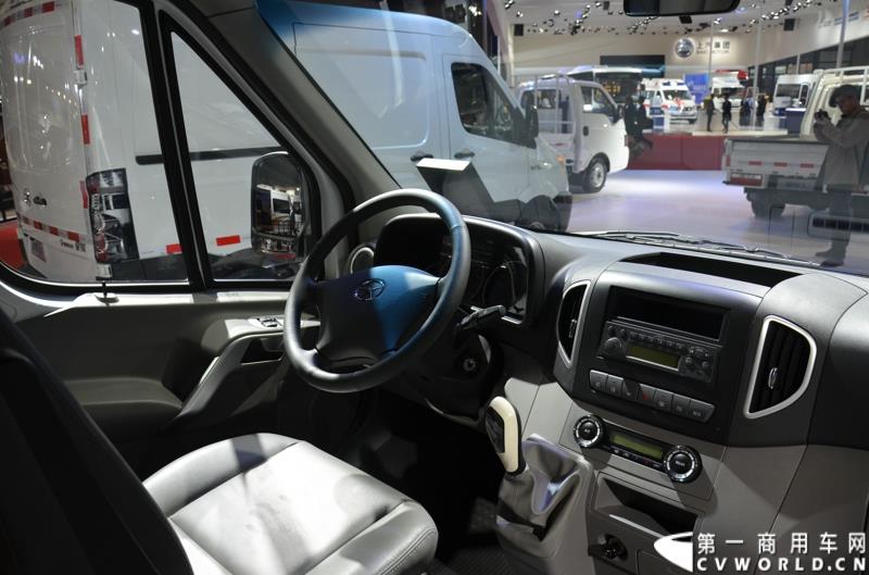 4月20日，第十六届上海国际车展盛大开幕，中国商用车行业领军品牌江淮轻型商用车携帅铃全系产品及最新国五动力集体参展，帅铃轻卡、帅铃X小卡、帅铃威司达中卡、帅铃T6皮卡等多款明星产品以城市物流专家集群形象亮相。图为星锐6系纯电动车