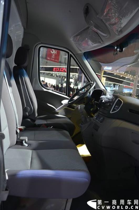 4月20日，第十六届上海国际车展盛大开幕，中国商用车行业领军品牌江淮轻型商用车携帅铃全系产品及最新国五动力集体参展，帅铃轻卡、帅铃X小卡、帅铃威司达中卡、帅铃T6皮卡等多款明星产品以城市物流专家集群形象亮相。图为星锐4系物流车