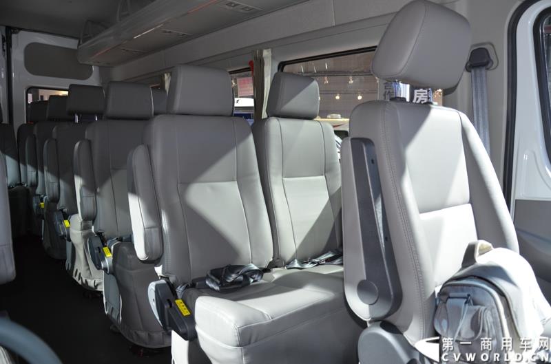 4月20日，第十六届上海国际车展盛大开幕，中国商用车行业领军品牌江淮轻型商用车携帅铃全系产品及最新国五动力集体参展，帅铃轻卡、帅铃X小卡、帅铃威司达中卡、帅铃T6皮卡等多款明星产品以城市物流专家集群形象亮相。图为星锐6系纯电动车