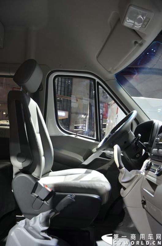 4月20日，第十六届上海国际车展盛大开幕，中国商用车行业领军品牌江淮轻型商用车携帅铃全系产品及最新国五动力集体参展，帅铃轻卡、帅铃X小卡、帅铃威司达中卡、帅铃T6皮卡等多款明星产品以城市物流专家集群形象亮相。图为星锐6系纯电动车