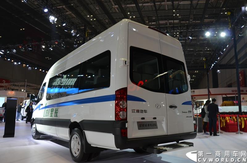 4月20日，第十六届上海国际车展盛大开幕，中国商用车行业领军品牌江淮轻型商用车携帅铃全系产品及最新国五动力集体参展，帅铃轻卡、帅铃X小卡、帅铃威司达中卡、帅铃T6皮卡等多款明星产品以城市物流专家集群形象亮相。图为星锐6系纯电动车