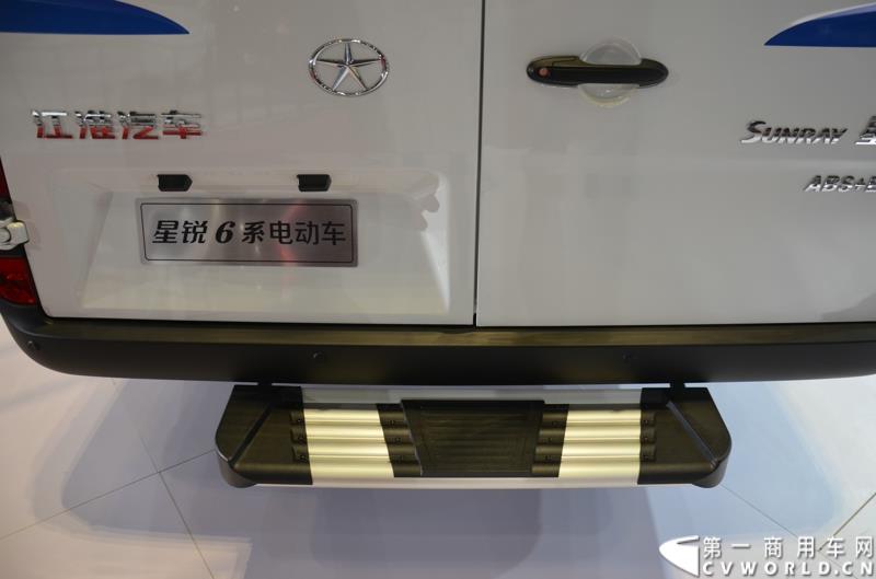 4月20日，第十六届上海国际车展盛大开幕，中国商用车行业领军品牌江淮轻型商用车携帅铃全系产品及最新国五动力集体参展，帅铃轻卡、帅铃X小卡、帅铃威司达中卡、帅铃T6皮卡等多款明星产品以城市物流专家集群形象亮相。图为星锐6系纯电动车