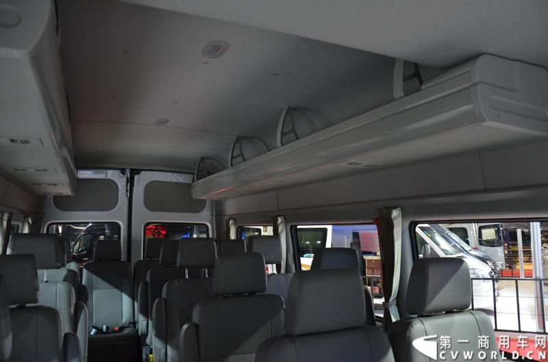 4月20日，第十六届上海国际车展盛大开幕，中国商用车行业领军品牌江淮轻型商用车携帅铃全系产品及最新国五动力集体参展，帅铃轻卡、帅铃X小卡、帅铃威司达中卡、帅铃T6皮卡等多款明星产品以城市物流专家集群形象亮相。图为星锐6系纯电动车