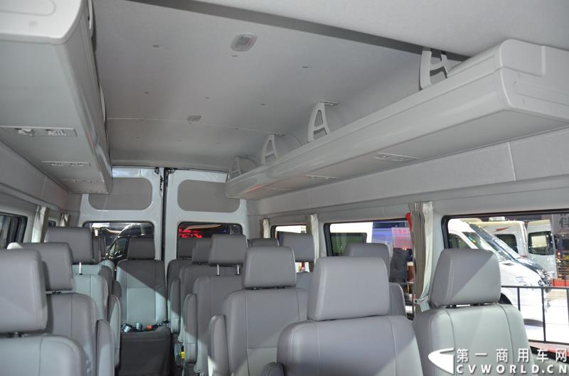 4月20日，第十六届上海国际车展盛大开幕，中国商用车行业领军品牌江淮轻型商用车携帅铃全系产品及最新国五动力集体参展，帅铃轻卡、帅铃X小卡、帅铃威司达中卡、帅铃T6皮卡等多款明星产品以城市物流专家集群形象亮相。图为星锐6系纯电动车