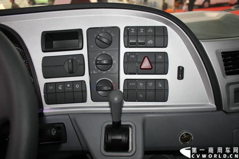 4月20日，在第16届上海国际汽车工业展览会（下称“上海国际车展”）媒体日第一天，北京福田戴姆勒汽车有限公司在其展台举行了