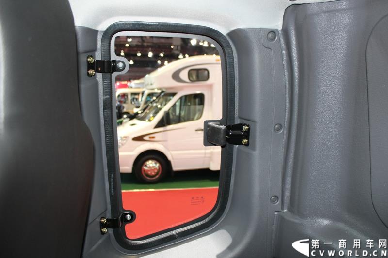 4月20日，在第16届上海国际汽车工业展览会（下称“上海国际车展”）媒体日第一天，北京福田戴姆勒汽车有限公司在其展台举行了