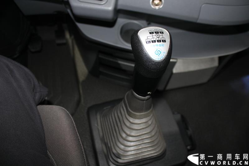 4月20日，在第16届上海国际汽车工业展览会（下称“上海国际车展”）媒体日第一天，北京福田戴姆勒汽车有限公司在其展台举行了