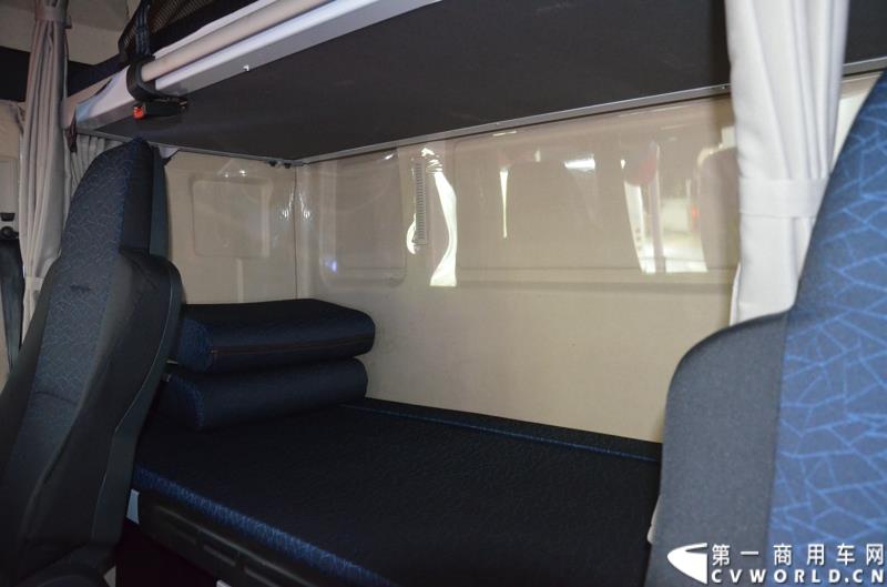 4月20日的上海车展媒体日上，在三号馆（商用车展馆）的中国重汽携9款整车、15款零部件盛装亮相。图为汕德卡牵引车