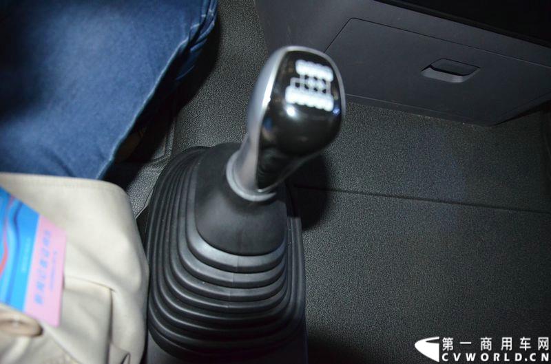 4月20日的上海车展媒体日上，在三号馆（商用车展馆）的中国重汽携9款整车、15款零部件盛装亮相。图为汕德卡牵引车