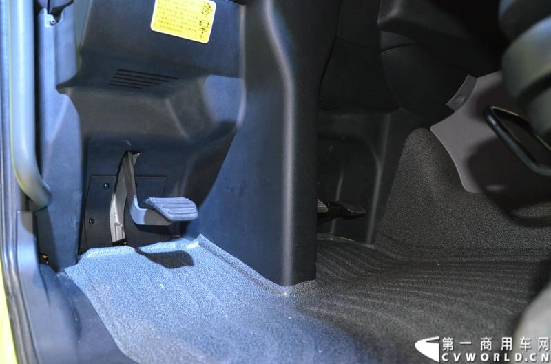 4月20日的上海车展媒体日上，在三号馆（商用车展馆）的中国重汽携9款整车、15款零部件盛装亮相。图为汕德卡牵引车