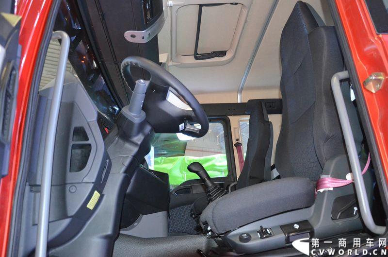 4月20日的上海车展媒体日上，在三号馆（商用车展馆）的中国重汽携9款整车、15款零部件盛装亮相。图为汕德卡油罐车