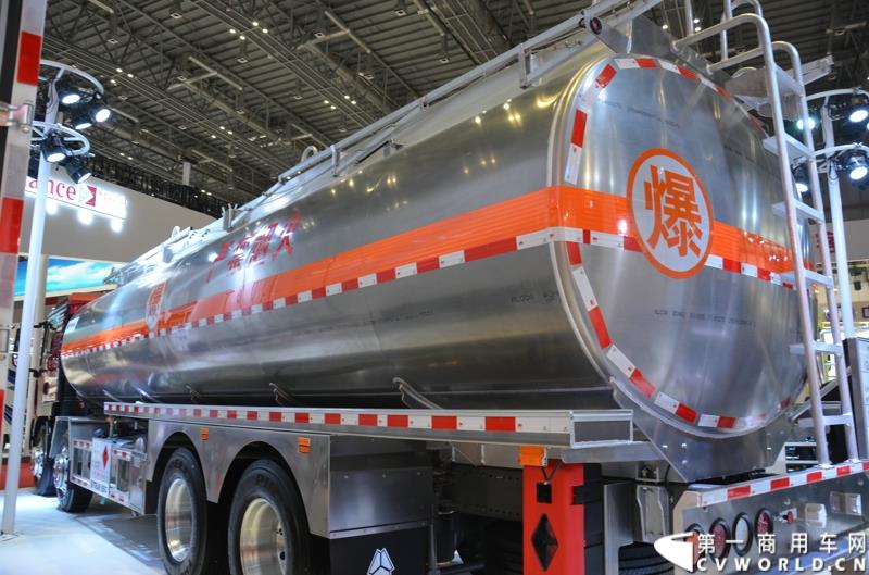 4月20日的上海车展媒体日上，在三号馆（商用车展馆）的中国重汽携9款整车、15款零部件盛装亮相。图为汕德卡油罐车