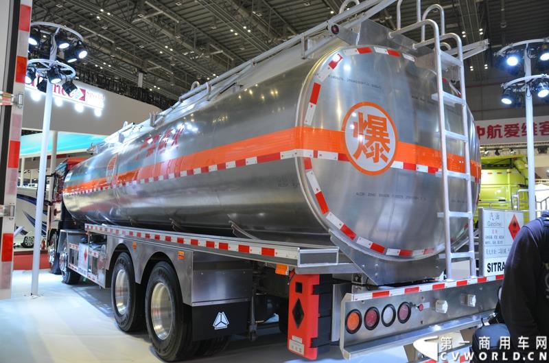 4月20日的上海车展媒体日上，在三号馆（商用车展馆）的中国重汽携9款整车、15款零部件盛装亮相。图为汕德卡油罐车