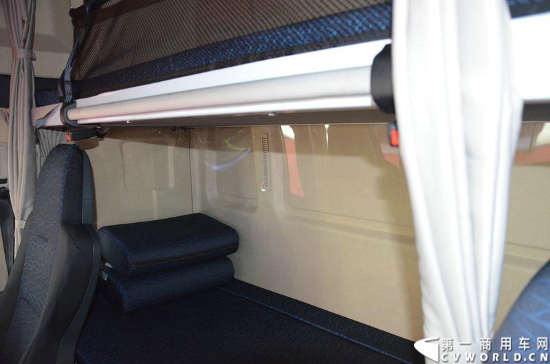 4月20日的上海车展媒体日上，在三号馆（商用车展馆）的中国重汽携9款整车、15款零部件盛装亮相。图为汕德卡牵引车